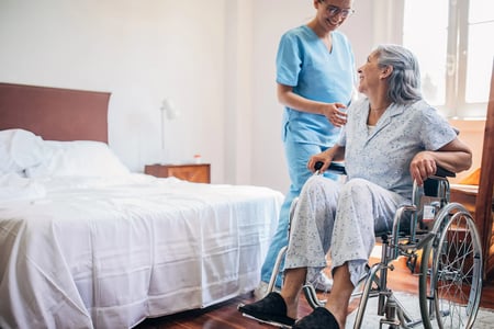 Krankenpflegerin versorgt Patientin